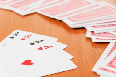 Poker fişleri ve genel oyun kartları