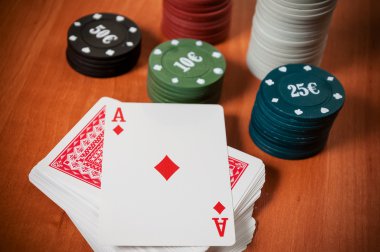 Poker fişleri ve genel oyun kartları