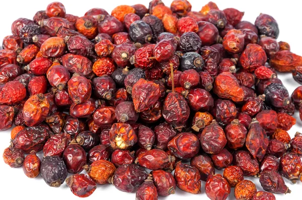 Kurutulmuş gül beyaz arka plan üzerinde izole kalça yığını