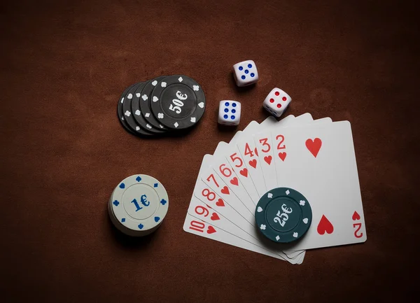 Poker fişleri ve genel oyun kartları — Stok fotoğraf