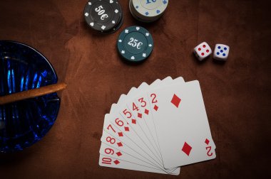 Poker fişleri ve genel oyun kartları