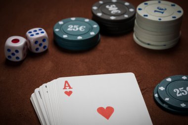 Poker fişleri ve genel oyun kartları