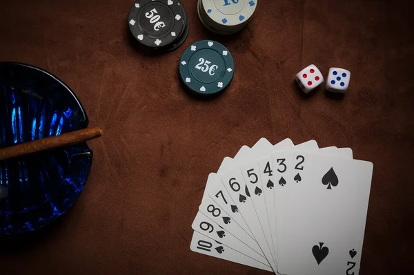 Poker fişleri ve genel oyun kartları — Stok fotoğraf