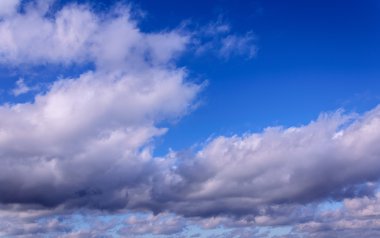 Beyaz bulutlu mavi gökyüzü arkaplanı