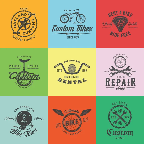 Retro benutzerdefinierte Fahrrad-Vektor-Etiketten oder Logo-Vorlagen gesetzt. Fahrradsymbole wie Ketten, Räder, Sattel, Klingel, Schraubenschlüssel usw. mit Vintage-Typografie. — Stockvektor