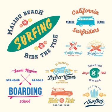 Retro tarzı sörf etiketleri, logolar veya sörf tahtaları, Surf Woodie Araba, motosiklet siluet, kask ve çiçekler T-shirt grafik tasarım vektör. Posterler vb için iyi.