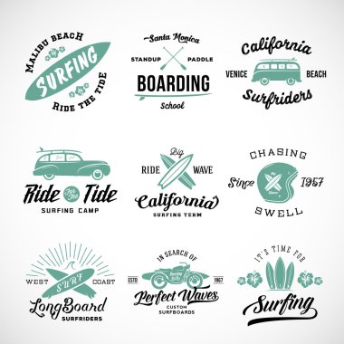 Retro tarzı sörf etiketleri, logolar veya sörf tahtaları, Surf Woodie Araba, motosiklet siluet, kask ve çiçekler T-shirt grafik tasarım vektör. Posterler vb için iyi.
