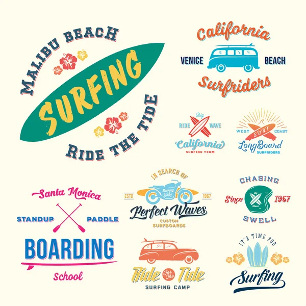 Retro tarzı sörf etiketleri, logolar veya sörf tahtaları, Surf Woodie Araba, motosiklet siluet, kask ve çiçekler T-shirt grafik tasarım vektör. Posterler vb için iyi.