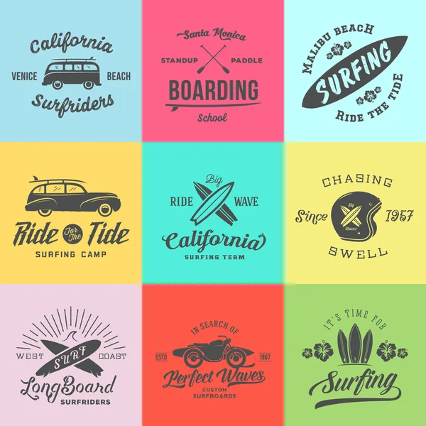Retro tarzı sörf etiketleri, logolar veya sörf tahtaları, Surf Woodie Araba, motosiklet siluet, kask ve çiçekler T-shirt grafik tasarım vektör. İzole. Posterler vb için iyi.