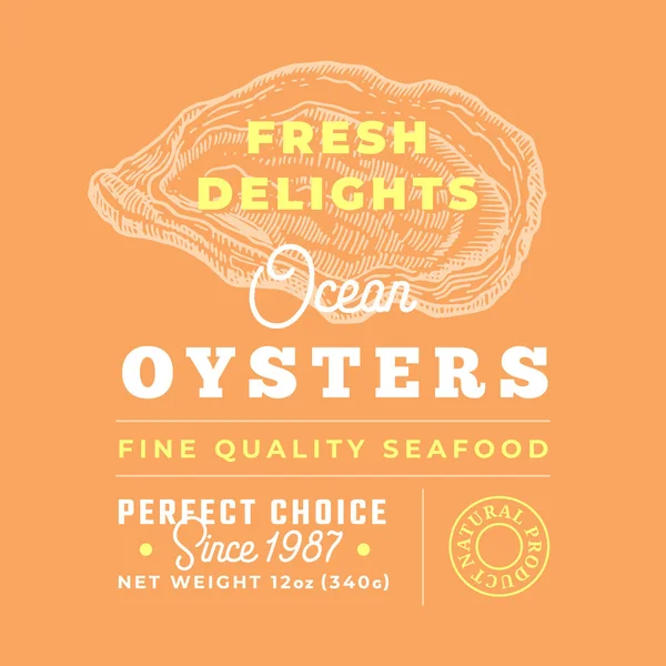 Fresh Seafood Delights Etiqueta de qualidade premium. Abstract Vector Packaging Design Layout (em inglês). Tipografia retrô com bordas e silhuetas de ostra desenhadas à mão Fundo — Vetor de Stock