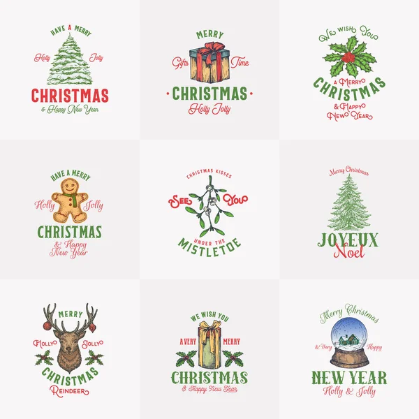 Винтажный стиль рождественские логотипы или шаблон этикетки пакет. Рисуют оленя, кукурузу, сосну, подарочные коробки, эскизы Холли и Мистлето. Набор праздничных эмблем ретро-типографии. — стоковый вектор