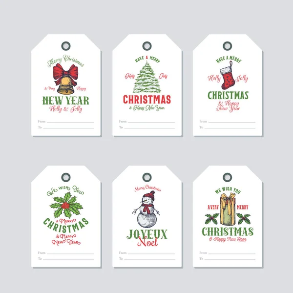 Navidad y Año Nuevo Listo para usar Colores Brillantes Etiquetas de Regalo o Etiquetas Plantillas Set. Campana dibujada a mano con cinta, muñeco de nieve, acebo, pino y calcetines con tipografía retro. — Vector de stock