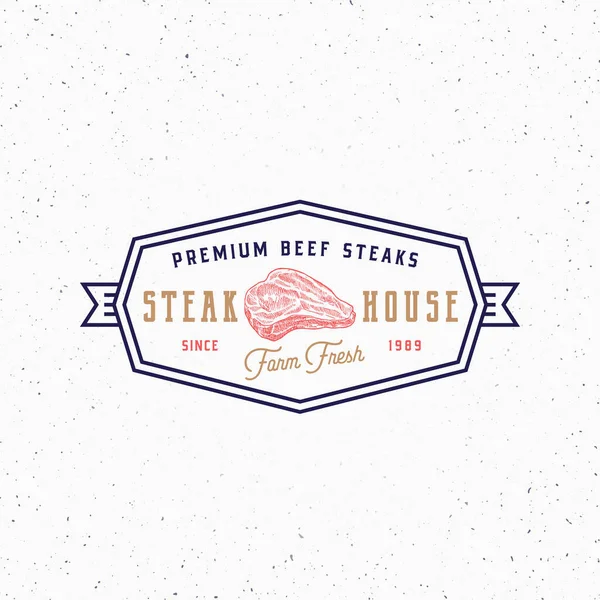 Farm Beef Steak House Vintage Typography Label, Emblema ou modelo de logotipo. Sinal de Carne Rústica de Qualidade Premium. Emblema de quadro de esboço de bife desenhado à mão. Texturas Shabby. — Vetor de Stock