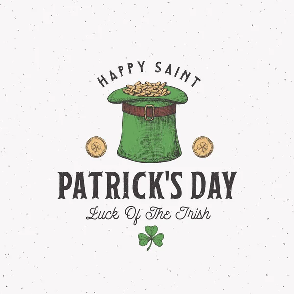 Style Vintage Saint Patricks Day Logo ou modèle d'étiquette. Chapeau de Leprechauns dessiné à la main rempli de pièces d'or et de symboles de croquis de feuilles Shamrock avec typographie rétro. Texture Shabby Contexte. — Image vectorielle