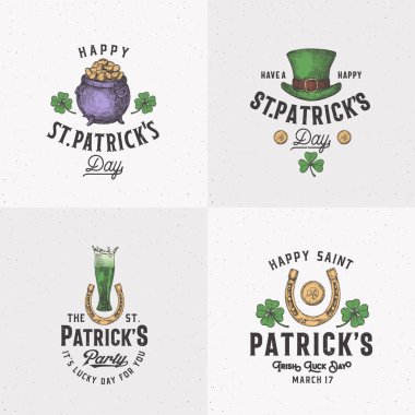 Klasik Aziz Patrick Günü Logosu ya da Etiket Şablonu Ayarlandı. El Çizimi Cüce Cin Şapka, Bozukluklu Esrar, Bira ve Shamrock Yaprakları Retro Typography ile. Döküntü Doku Arkaplanı.