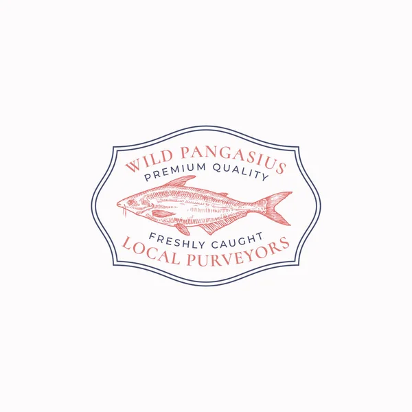 Plantilla de insignia de marco vintage de pescado o logotipo. Pangasio salvaje dibujado a mano o emblema de boceto Basa con tipografía retro. — Archivo Imágenes Vectoriales