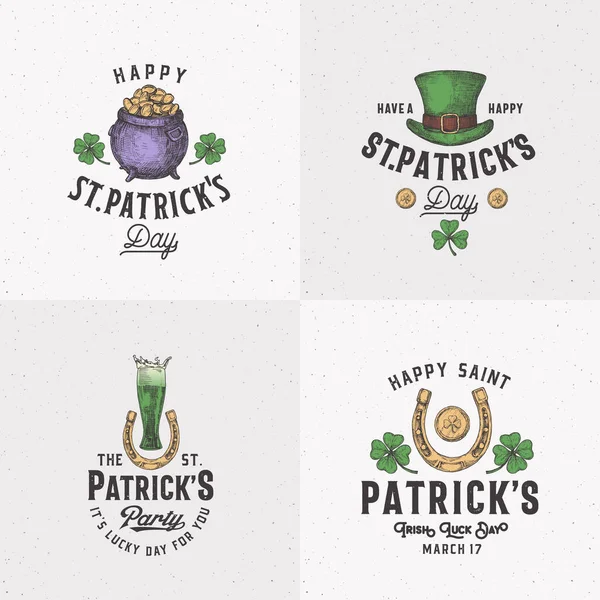 Style Vintage Saint Patricks Day Logo ou gabarits d'étiquette ensemble. Chapeau de Leprechauns dessiné à la main, pot avec des pièces de monnaie, des croquis de feuilles de bière et de shamrock avec typographie rétro. Texture Shabby Contexte. — Image vectorielle