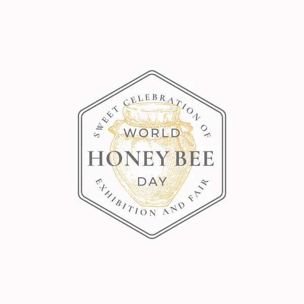 World Honey Bee Day bricka eller logotyp mall. Handritad Pot eller Jar Sketch med Retro Typografi och gränser. Årgång Premium Holiday Celebration Emblem i en kam formad ram. — Stock vektor