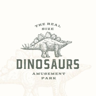 Gerçek boyuttaki dinozorlar eğlence parkı soyut işareti, sembol ya da logo şablonu. Premium Typography ve Background ile El Çekimi Stegosaurus Reptile. Şekil Vektörü Amblemi.