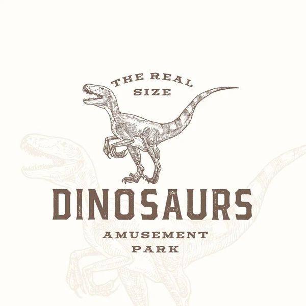 Dinossauros em Tamanho Real Parque de Diversões Sinal Abstrato, Símbolo ou Modelo de Logo. Réptil Velociraptor desenhado à mão com tipografia e fundo premium. Conceito de emblema vetorial elegante. — Vetor de Stock