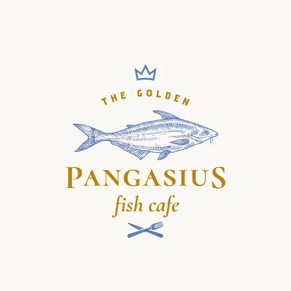 Golden Pangasius Astratto segno vettoriale, simbolo o logo modello. Pesce Basa disegnato a mano con tipografia retrò di classe. Icona corona, forchetta e coltello. Ristorante o Cafe Vector Emblem. — Vettoriale Stock