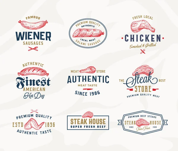 Steak House eller Meat Store Typografi etiketter, emblem eller logotyper samling. Handritad korv, biff, kyckling lår, vingar och trumpinne skiss skyltar Set. Texturerad bakgrund. — Stock vektor