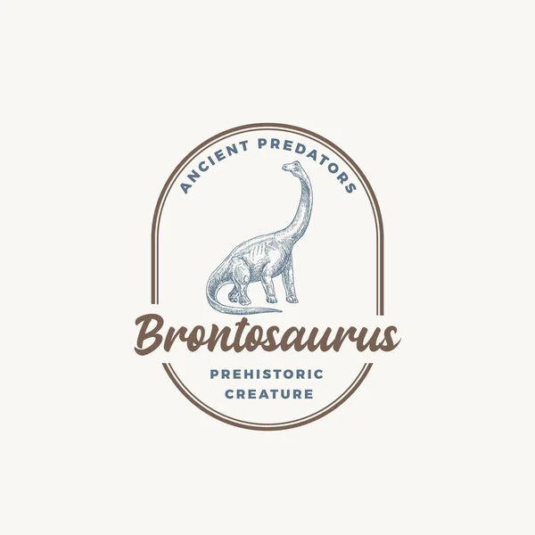 Prähistorische Kreatur Dinosaurier Abstraktes Zeichen, Symbol oder Logo-Vorlage. Handgezeichnetes Brontosaurus Reptil mit Retro-Typografie in einem Rahmen. Vektor Emblem Konzept. — Stockvektor