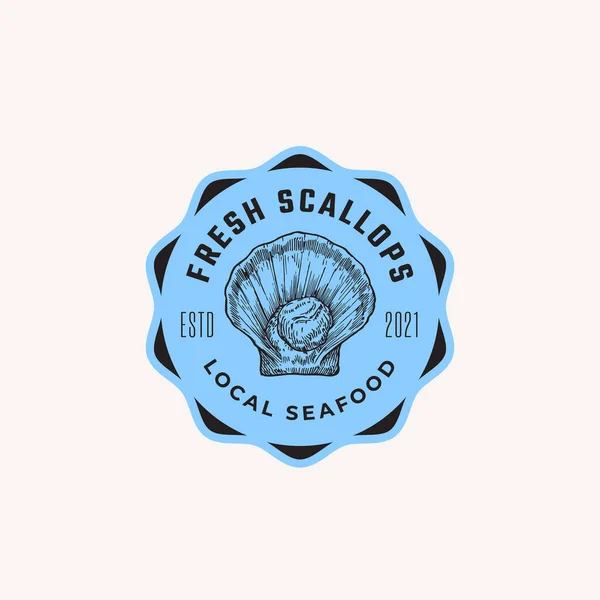 Fresh Scallops Abstrakt vektortecken, symbol eller logotyp mall. Handritad Scallop Mollusc Skiss Illustration med Premium Retro Typografi i en ram Badge. Begreppet vektoremblem. Isolerad — Stock vektor