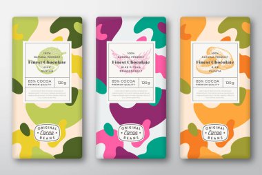 Çikolata Etiketleri. Soyut Vektör Tasarım Düzeni Koleksiyonu. Modern Typography, Hand Drawn Durian, Papaya, Dragon Fruit Sketches ve Renkli Kamuflaj Model Arkaplanı. İzole edilmiş