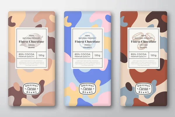 Schokolade Etiketten Set vorhanden. Abstrakte Vector Packaging Design Layouts Kollektion. Moderne Typografie, handgezeichneter Kakao, Kaffeebohnen und Kokosnussskizzen und farbenfroher Camouflage-Hintergrund. Isoliert — Stockvektor