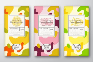 Çikolata Etiketleri. Soyut Vektör Tasarım Düzeni Koleksiyonu. Modern Typography, Hand Drawn Starfruit, Kiwano, Maracuja Sketches ve Renkli Kamuflaj Model Arkaplanı. İzole edilmiş