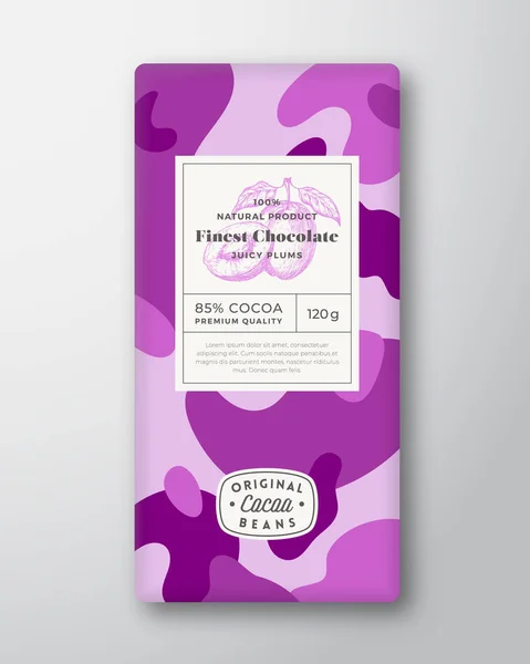 Etichetta di prugne al cioccolato. Forme astratte Layout di design del packaging vettoriale con ombre realistiche. Tipografia moderna, silhouette di frutta disegnata a mano e sfondo variopinto del modello mimetico. Isolato — Vettoriale Stock