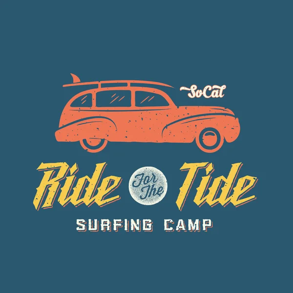 Surfing Woodie samochód w stylu Retro etykiety lub Logo szablon — Wektor stockowy