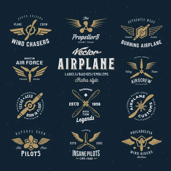 Vintage Vector Airplane Labels Set con tipografía retro. Textura de Shabby sobre fondo azul — Vector de stock