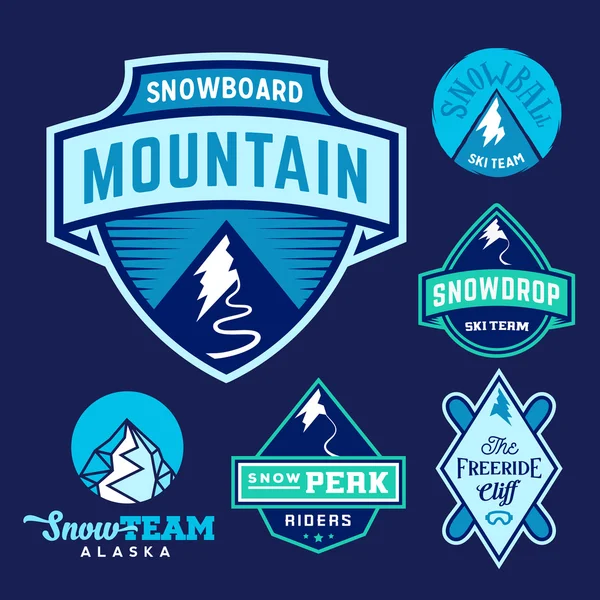 Set de Esquí Snowboard Snowboard Montañas Deporte Logos o Etiquetas Vintage, Colorido sobre fondo azul — Vector de stock