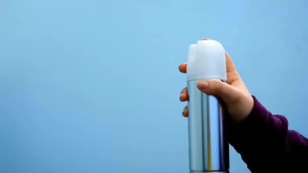 Mano Niña Sosteniendo Una Lata Spray Para Limpiar Casa — Vídeo de stock