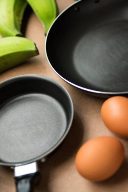 Yağlı siyah tava, biraz yumurta ve kızarmış yeşil muz. 