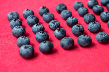 Taze ve sağlıklı yaban mersinleri rengarenk bir evde.  