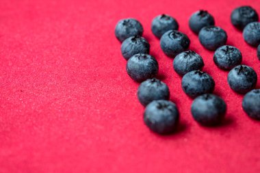   Taze ve sağlıklı yaban mersinleri rengarenk bir evde.  