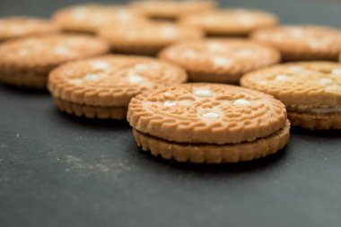 Vainilla siyah mutfak masasında kurabiye pişirdi. 