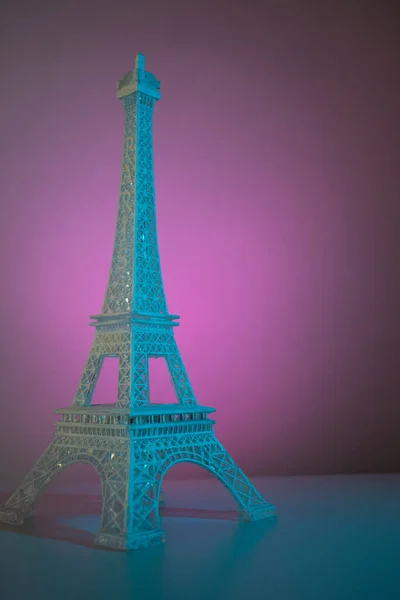 Tour Eiffel Colorée Sur Une Surface Éclairée — Photo