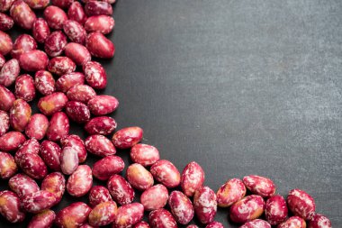 Siyah masadaki kırmızı fasulyeleri yakın.