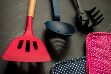 Kauçuk ve ahşap tencereler siyah tahta bir masada.