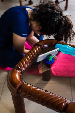 Kıvırcık Latin kız evde pembe yoga minderinde yoga yapıyor. 