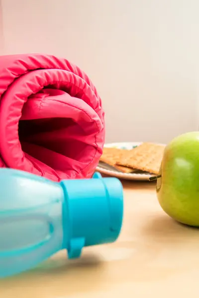 Esterilla Yoga Rosa Manzana Verde Algunas Galletas Una Botella Una —  Fotos de Stock