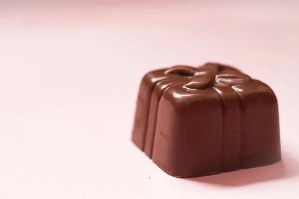 Pequeno Chocolate Presente Uma Superfície Rosa — Fotografia de Stock