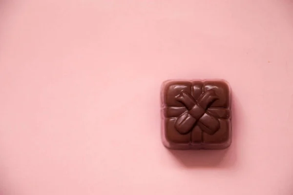 Pequeno Chocolate Presente Uma Superfície Rosa — Fotografia de Stock