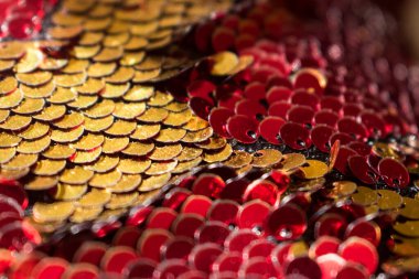 Parlak kırmızı ve altın pullu makro.