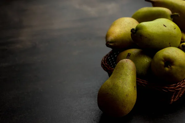 Pere Fresche Verdi Cesto Tavolo Legno Nero — Foto Stock