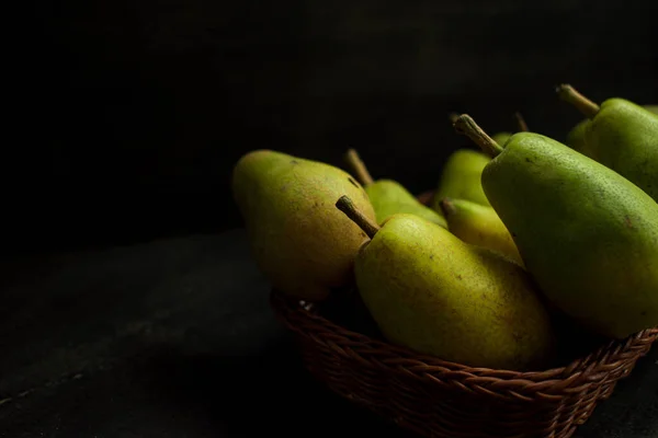 Pere Fresche Verdi Cesto Tavolo Legno Nero — Foto Stock